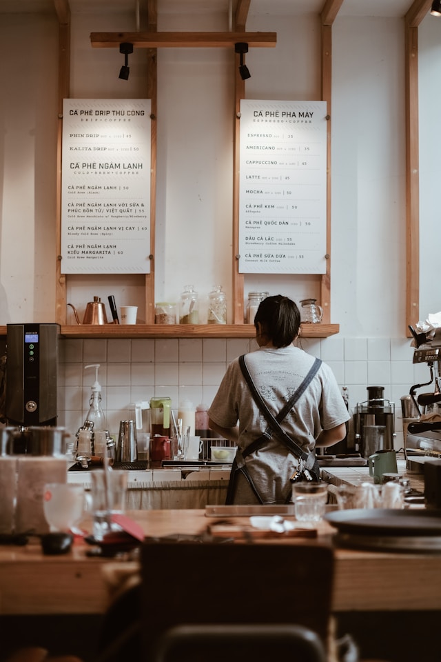 Barista membuat kopi